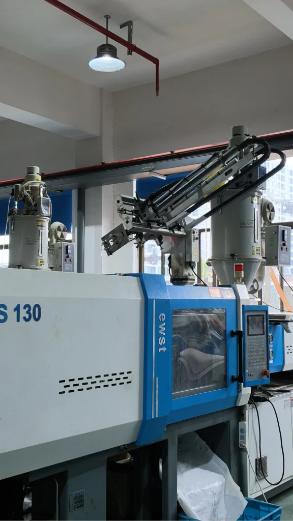 Injection molding machine and supporting production equipment